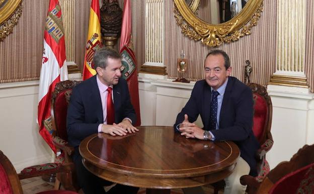 El alcalde de Burgos, Javier Lacalle, habla con el director del centro de la UNED en Burgos, Marcial Izquierdo.