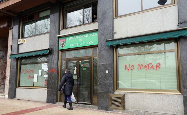 Pintadas contra la caza realizadas en 2015 en la Federación de Caza de la avenida de Gijón.