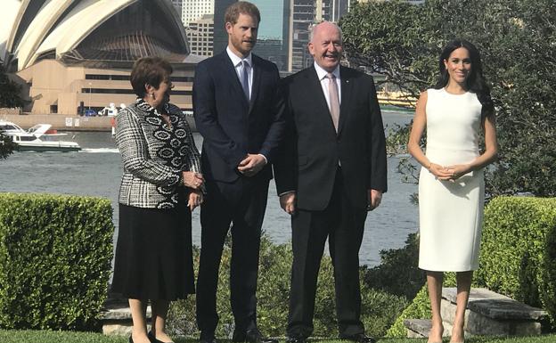 Los Duques de Sussex con el Gobernador General de Australia y su esposa. 