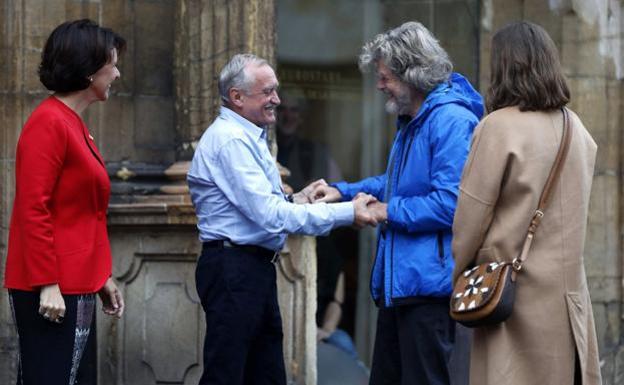 Krzysztof Wielicki y Reinhold Messner se saludan a las puertas del Hotel de la Reconquista.