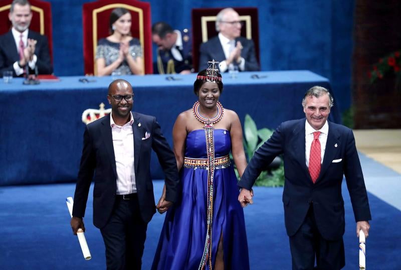 Don Felipe y doña Letizia presiden el acto en el teatro Campoamor de Oviedo, con el mismo esquema y con la única ausencia de Fred Vargas.