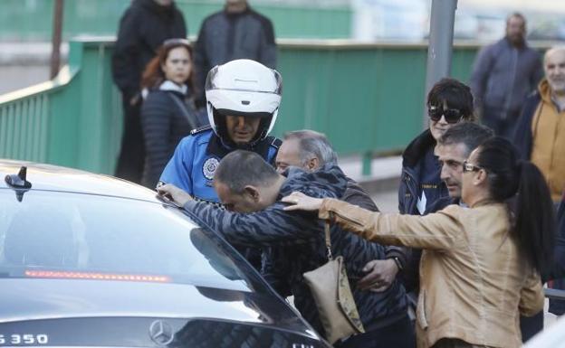 Un agente atiende a los familiares de la víctima.