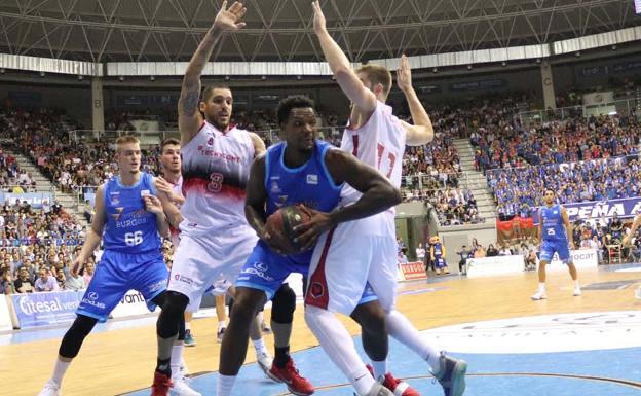 Deon Thompson trata de zafarse de dos rivales durante el partido que enfrentó al San Pablo Burgos contra el Tecnyconta Zaragoza.