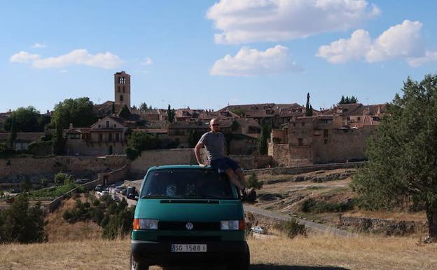 Imagen principal - Arriba, Gonzalo Sanz subido en su furgoneta con el paisaje de Pedraza. Abajo, dos paisajes con gran belleza que ha encontrado en la ruta. 