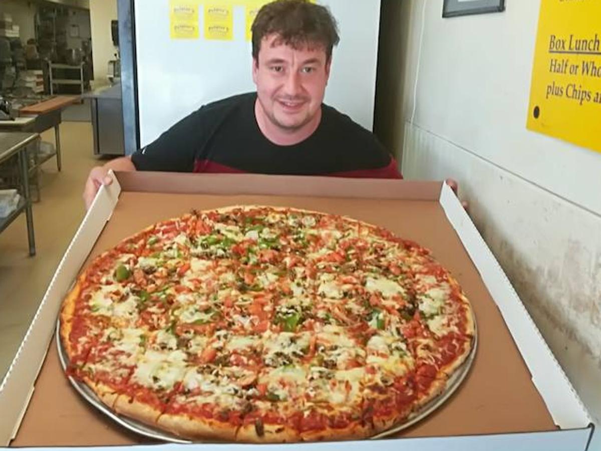 El segundo reto fue esta pizza de 5 kilos que el campeón comió al alimón con un compañero,