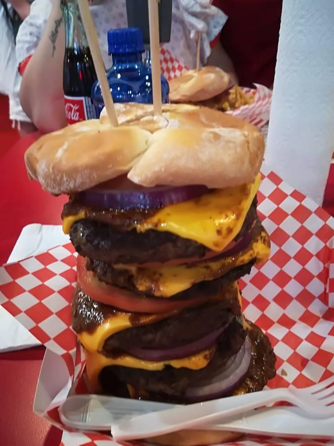 Esta hamburguesa fue la quinta prueba. Su nombre lo dice todo: 'cuádruple bypass'. Tiene el record Guinnes como la hamburguesa más calórica del mundo (10.000 kcal.).