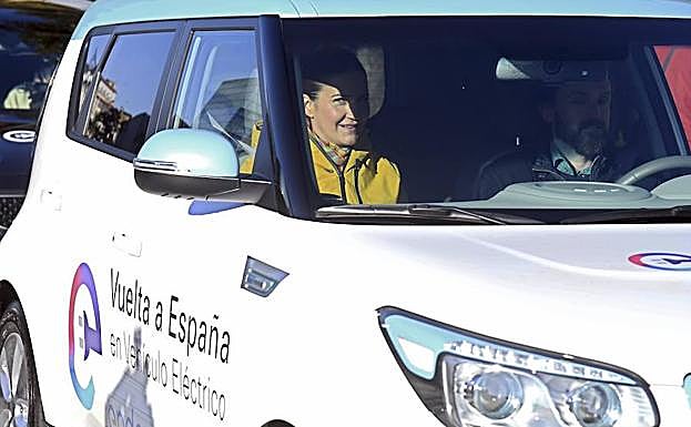 Samantha Vallejo-Nágera, montada en un vehículo eléctrico