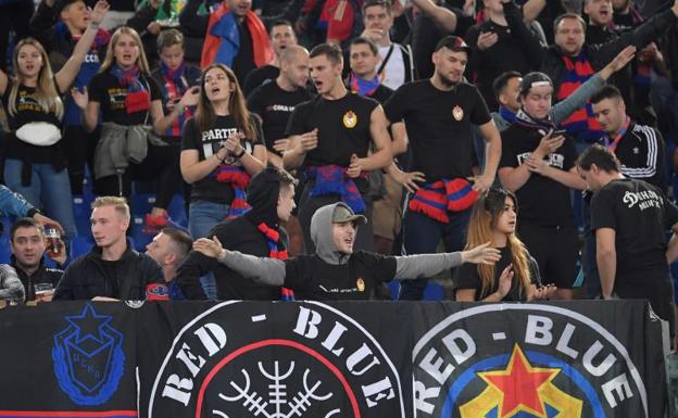 Aficionados del CSKA en el Olímpico de Roma. 