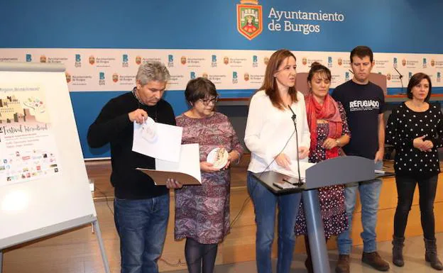 Las asociaciones de inmigrantes con la concejala de Servicios Sociales, Gema Conde. 