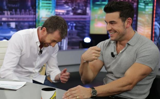 Mario Casas con Pablo Motos en 'El Hormiguero'. 