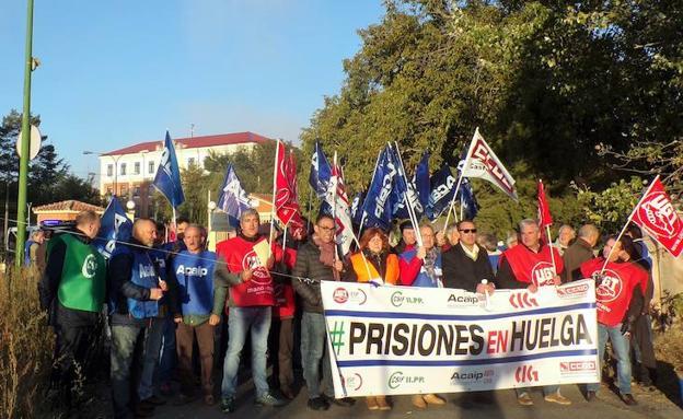 Los funcionarios de prisiones se han concentrado desde primera hora de la mañana a las puertas del centro. 