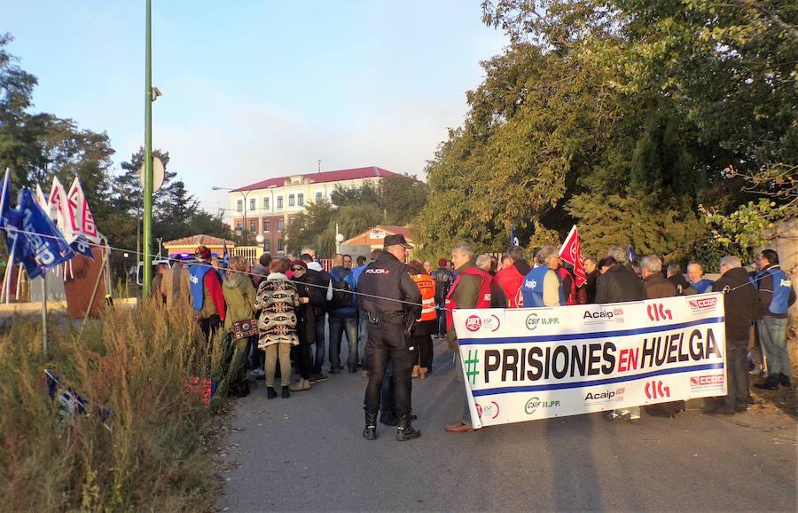 Imagen secundaria 2 - Los funcionarios de prisiones se concentran desde primera hora de la mañana a la puerta del centro penitenciario. 