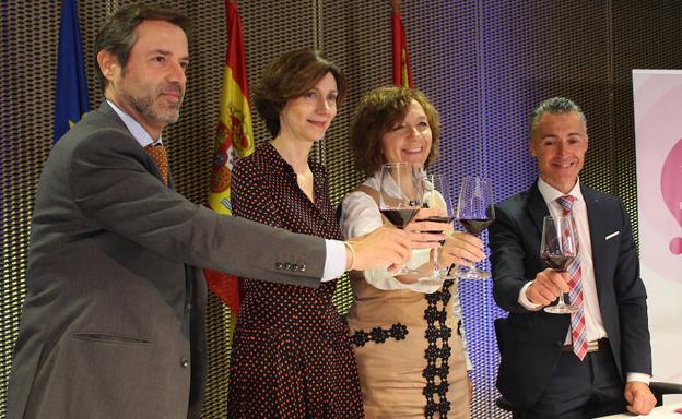 Tras la firma del convenio, el Director General de Turismo de la Junta de Castilla y León, Javier Ramírez (izquierda); la Secretaria de Estado de Turismo, Isabel María Oliver Sagreras (izquierda); la Presidenta de ACEVIN, Rosa Melchor Quiralte ,y el Presidente de la Ruta del Vino Ribera del Duero, Miguel Ángel Gayubo Herrero, brindaron.