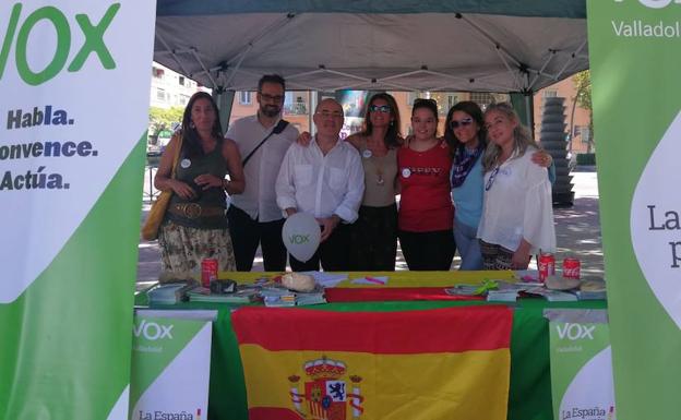 La presidenta, Sofía Muñoz (segunda por la derecha), con el vicepresidente y varios afiliados, en una mesa informativa. 