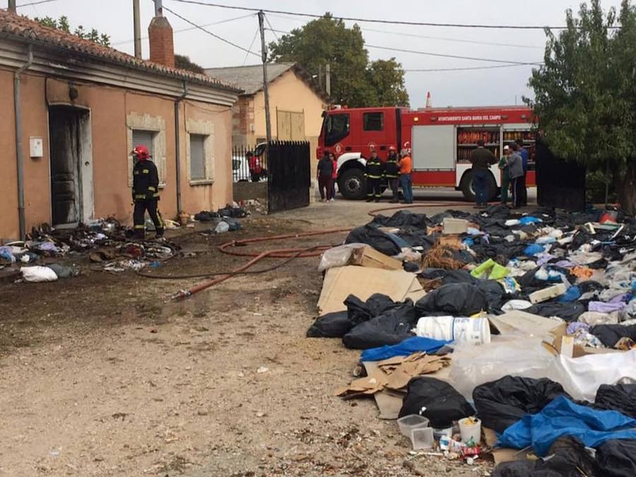 Antes de que llegasen los bomberos la mujer de 92 años había hecho acopio de múltiples enseres. 