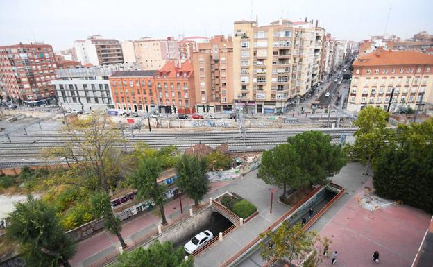 Vista aérea del túnel entre la avenida de Segovia y Labradores, bajo el canal ferroviario.