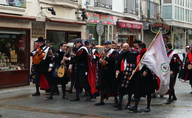 La tuna de Málaga desafía el frío con su música por las calles de Burgos. 