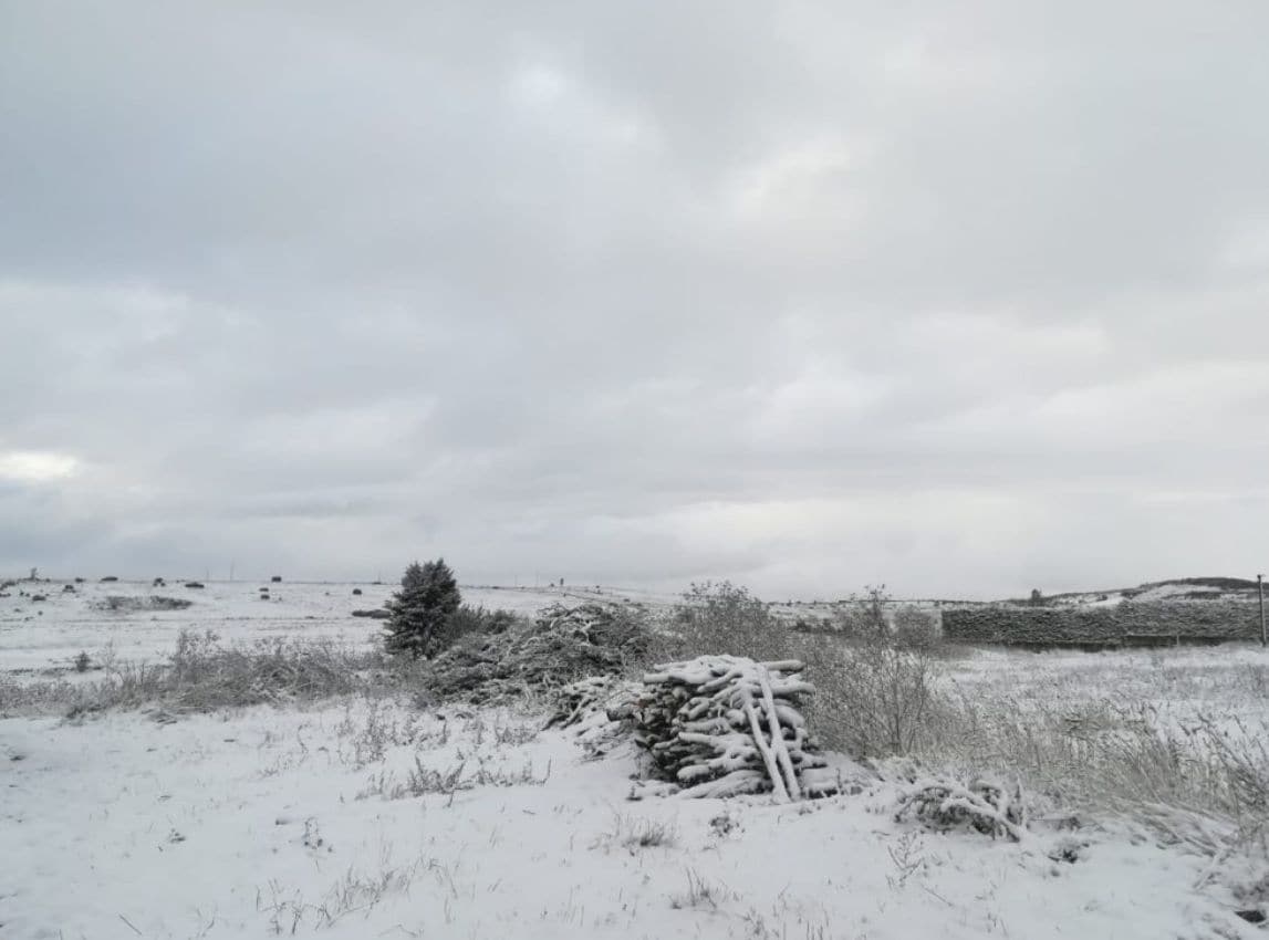 Varios puntos de la provincia han visto cómo caían los primeros copos de nieve del otoño.