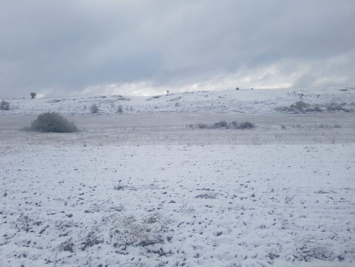 Varios puntos de la provincia han visto cómo caían los primeros copos de nieve del otoño.