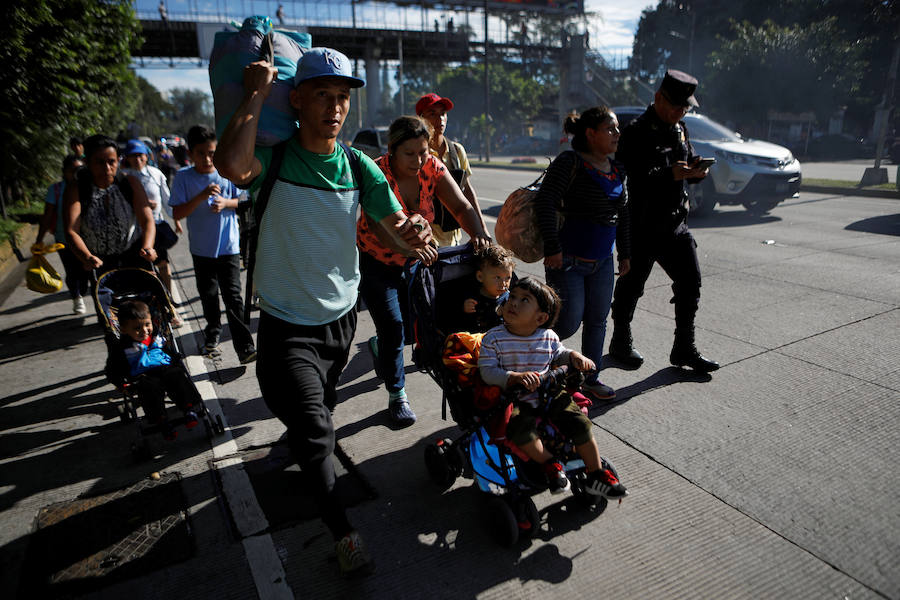 Unos 300 migrantes salvadoreños han salido este domingo de su país hacia la frontera con Guatemala con el objetivo final de llegar a EE UU. Buscan emular la caravana de hondureños que salió el 13 de octubre de San Pedro Sula.