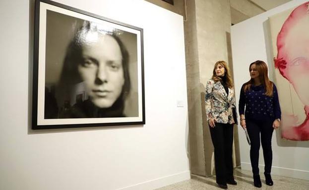 La presidenta de las Cortes, Silvia Clemente, y la directora de Políticas Culturales, Mar Sancho, observan una fotografía de Alberto García-Alix en la exposición colectiva 'El presente será memoria'. 