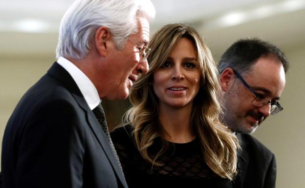 Richard Gere con su esposa Alejandra Silva. 