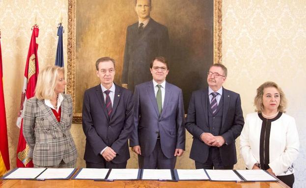 Corina Porro (Galicia), Germán Barrios (Castilla y León), el alcalde, Ángel J. Gallego (Andalucía) y Mercedes Vaquera (Extremadura) posan con motivo de la firma del protocolo en el Ayuntamiento. 