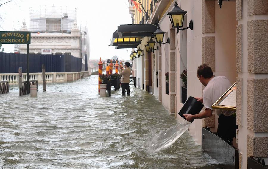Nueve personas han fallecido en Italia a causa del temporal de fuertes vientos y lluvias torrenciales que mantiene en alerta a varias regiones del país, después de la caída de árboles y el desbordamiento de algunos ríos, según los medios italianos.