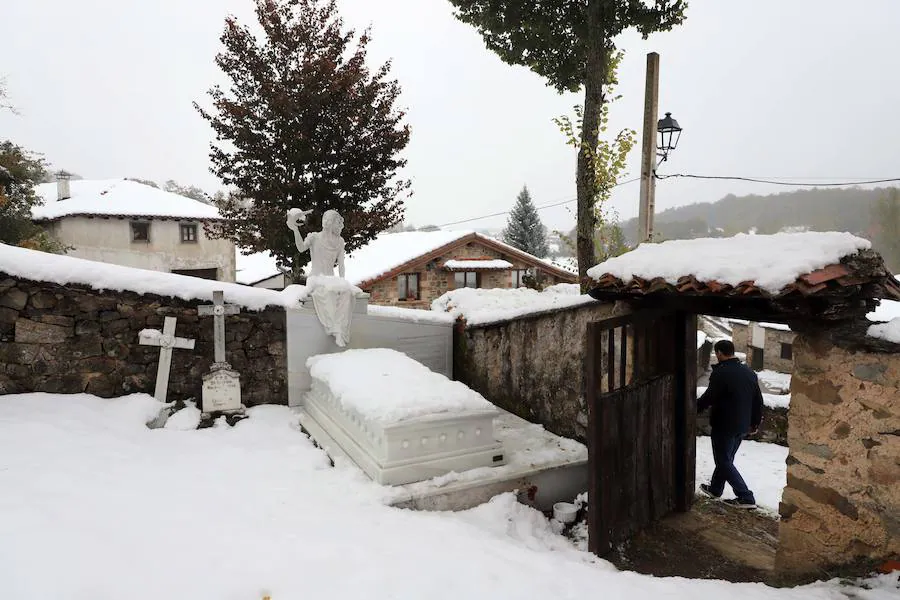 Escultura de una mujer con una paloma en el cementerio de la localidad palentina de Gramedo.