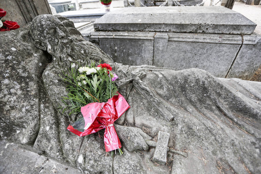 Sepultura del cantero y constructor Julio del Campo en el cementerio de León.