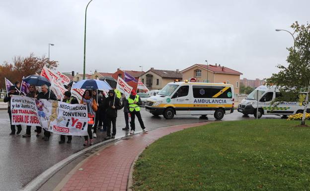 Unos 40 trabajadores se han manifestado a las puertas del HUBU