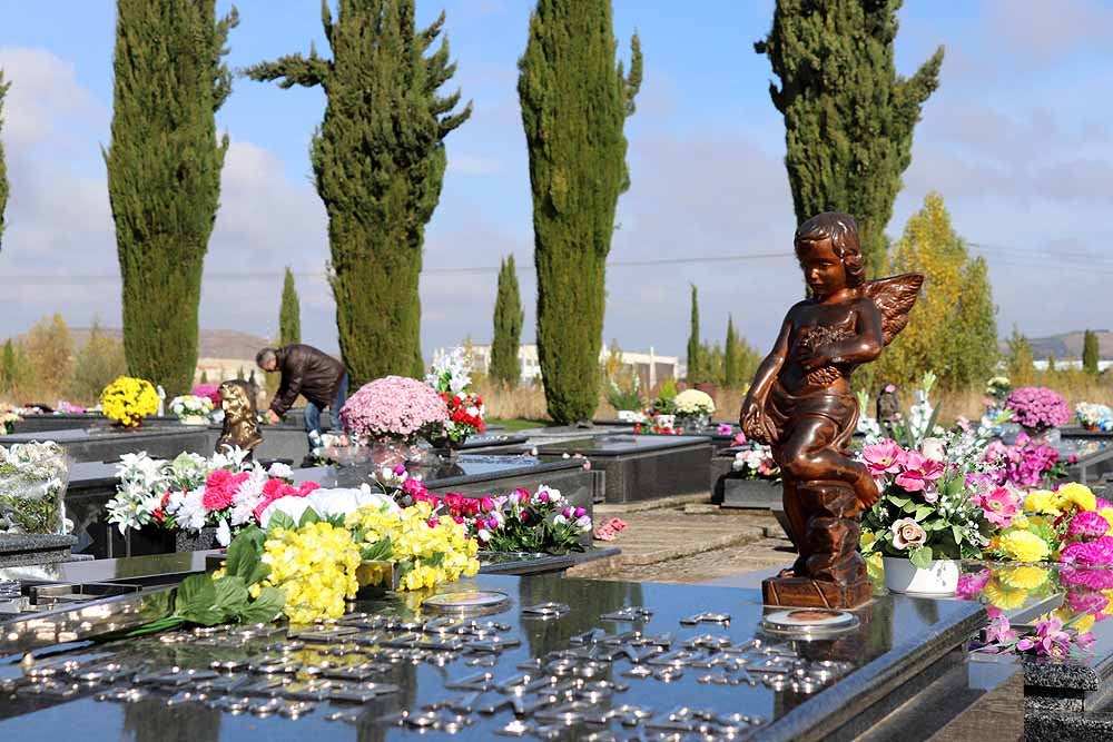 El Día de Todos los Santos, el Cementerio de San José ha estado lleno de burgaleses, que han ido a visitar a sus difuntos y a llevarles flores de recuerdo