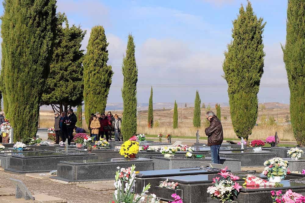 El Día de Todos los Santos, el Cementerio de San José ha estado lleno de burgaleses, que han ido a visitar a sus difuntos y a llevarles flores de recuerdo