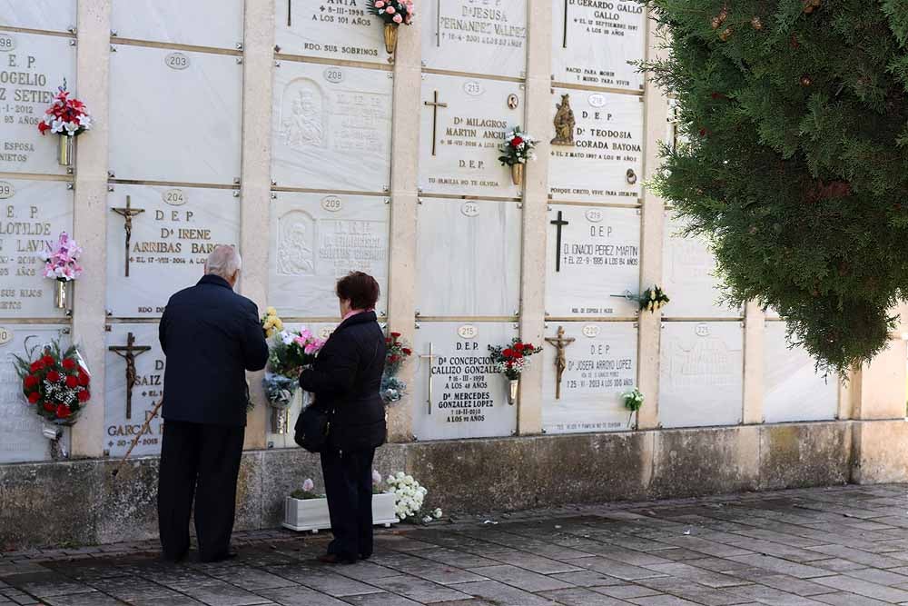 El Día de Todos los Santos, el Cementerio de San José ha estado lleno de burgaleses, que han ido a visitar a sus difuntos y a llevarles flores de recuerdo