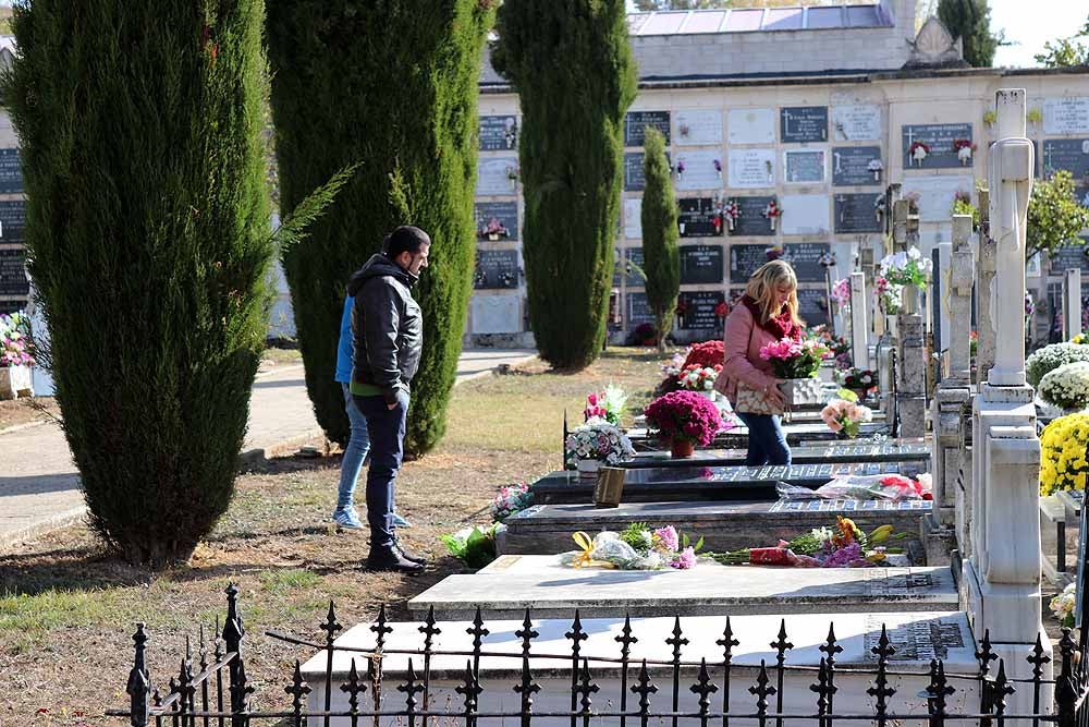 El Día de Todos los Santos, el Cementerio de San José ha estado lleno de burgaleses, que han ido a visitar a sus difuntos y a llevarles flores de recuerdo