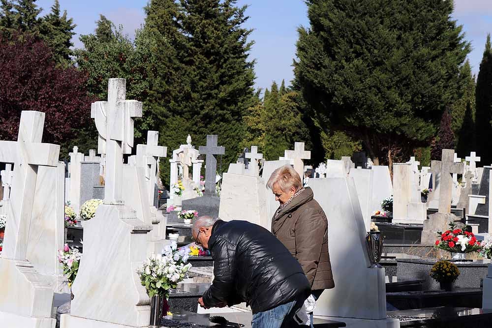 El Día de Todos los Santos, el Cementerio de San José ha estado lleno de burgaleses, que han ido a visitar a sus difuntos y a llevarles flores de recuerdo