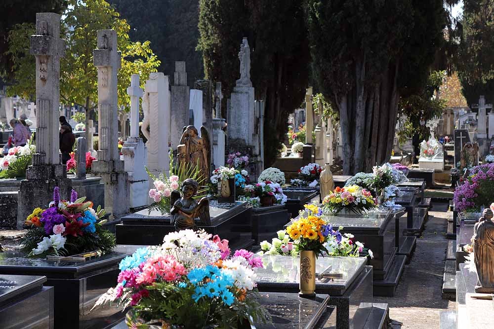 El Día de Todos los Santos, el Cementerio de San José ha estado lleno de burgaleses, que han ido a visitar a sus difuntos y a llevarles flores de recuerdo