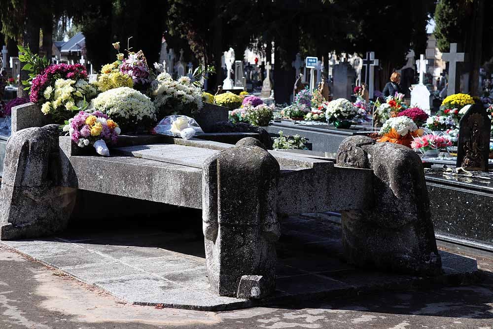 El Día de Todos los Santos, el Cementerio de San José ha estado lleno de burgaleses, que han ido a visitar a sus difuntos y a llevarles flores de recuerdo