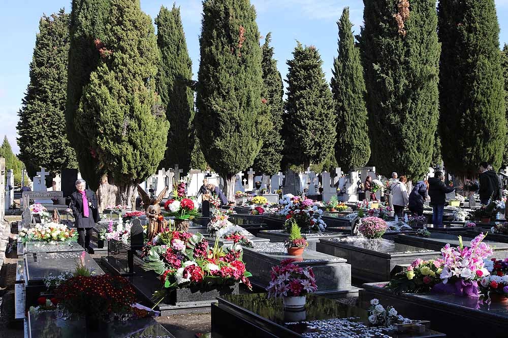 El Día de Todos los Santos, el Cementerio de San José ha estado lleno de burgaleses, que han ido a visitar a sus difuntos y a llevarles flores de recuerdo