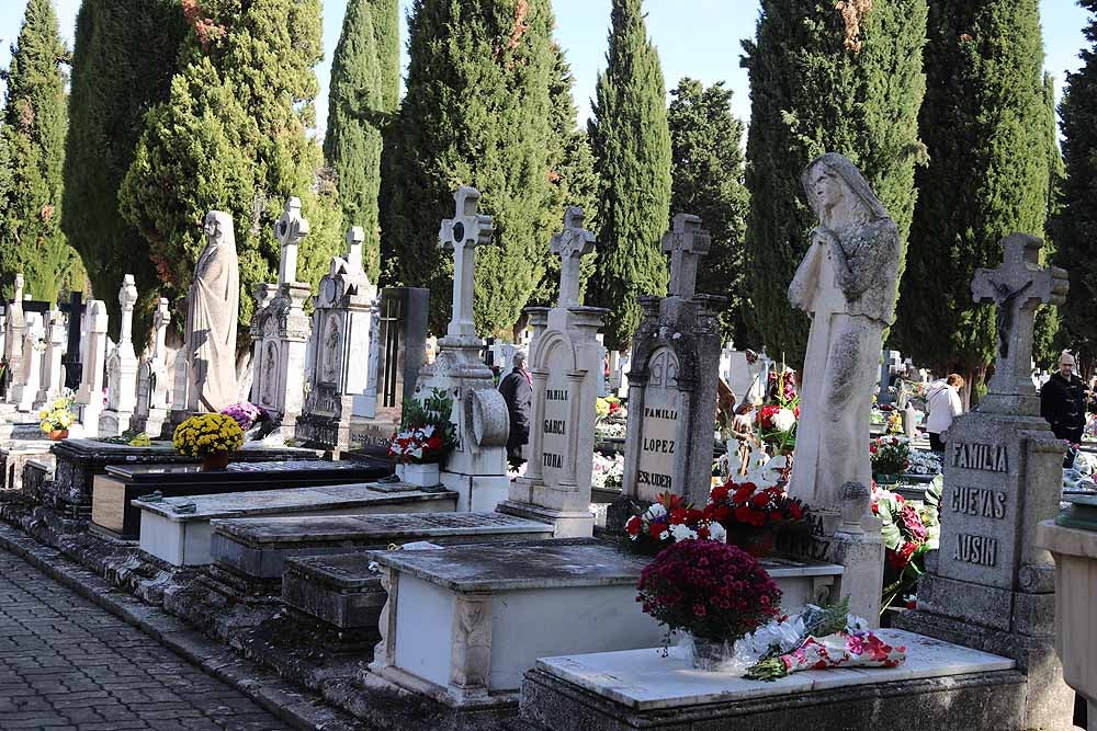 El Día de Todos los Santos, el Cementerio de San José ha estado lleno de burgaleses, que han ido a visitar a sus difuntos y a llevarles flores de recuerdo