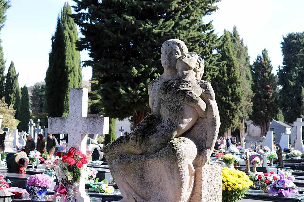 El Día de Todos los Santos, el Cementerio de San José ha estado lleno de burgaleses, que han ido a visitar a sus difuntos y a llevarles flores de recuerdo