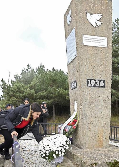 Se han dejado flores en el monolito