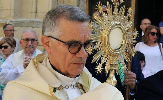 El obispo de Segovia, César Franco, en la procesión del Corpus.