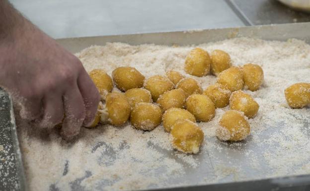 Los buñuelos se 'bañan´en azúcar. 