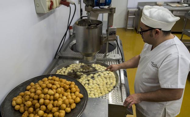 Los buñuelos primero se fríen en una enorme sarten. 