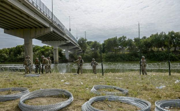 El Ejército de EE UU despliega concertinas en la frontera mexicana para frenar el paso de la caravana de inmigrantes.