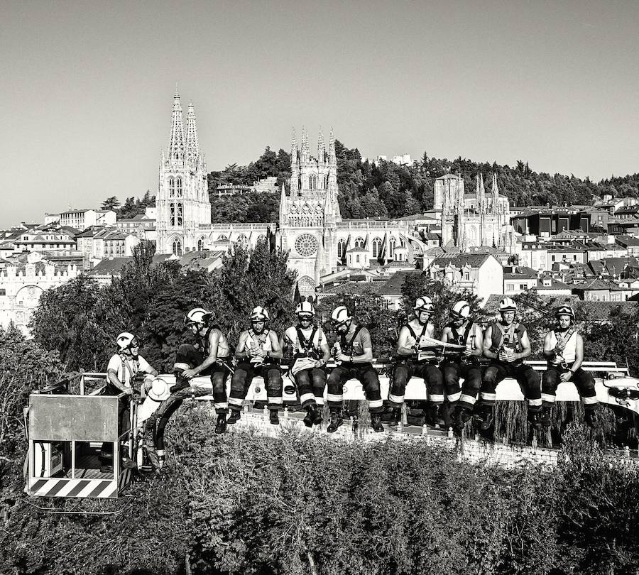 Una selección de las imágenes que componen el calendario realizado por el Parque de Bomberos de Burgos para recaudar fondos para la asociación Esclerosis Lateral Amiotrófica Castilla y León