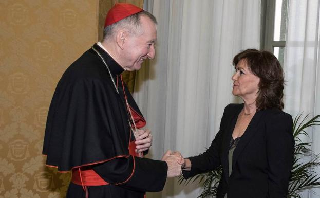 El secretario de Estado del Vaticano, Pietro Parolin (i), saluda a Carmen Calvo.