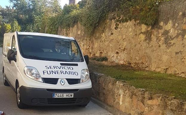 El servicio funerario traslada el cuerpo rescatado del ríop, este domingo, 