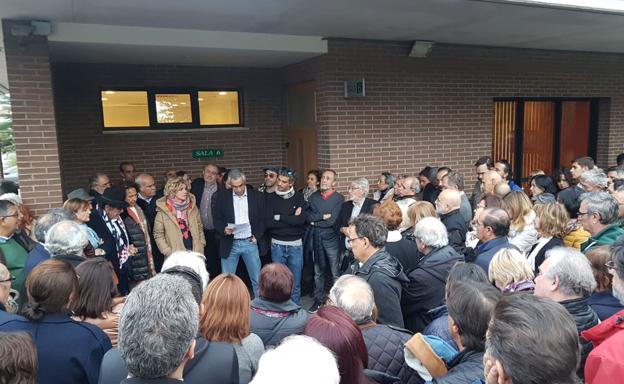 Los hijos y los compañeros de Tomás Rodríguez Bolaños recuerdan su figura a la puerta del tanatorio de las Contiendas. 